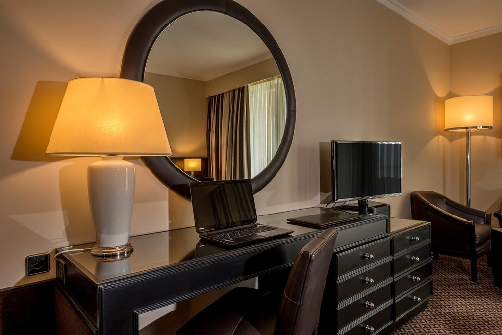 Hotel Solverde Spa And Wellness Center Vila Nova de Gaia Oda fotoğraf A work desk in a hotel room