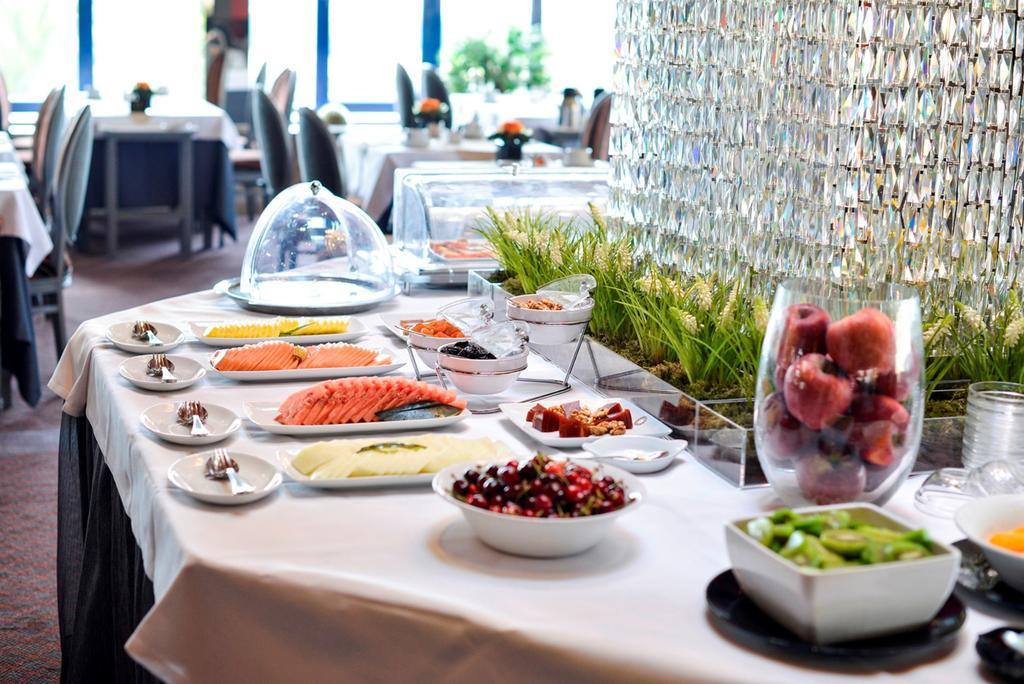 Hotel Solverde Spa And Wellness Center Vila Nova de Gaia Dış mekan fotoğraf A buffet at a restaurant