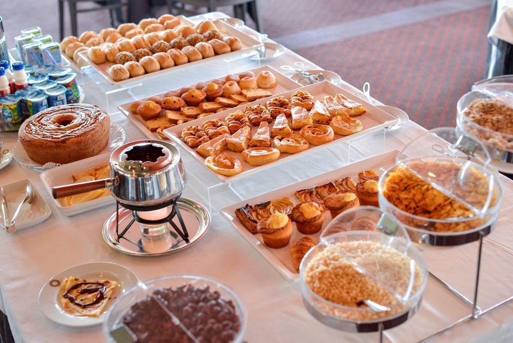 Hotel Solverde Spa And Wellness Center Vila Nova de Gaia Dış mekan fotoğraf A buffet of pastries