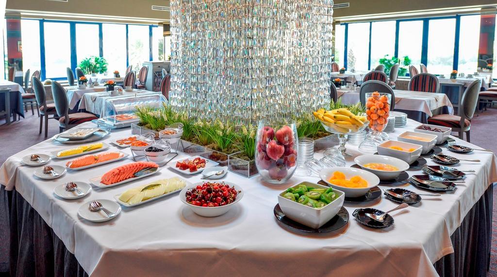 Hotel Solverde Spa And Wellness Center Vila Nova de Gaia Dış mekan fotoğraf A buffet at a restaurant